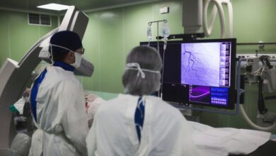 medici realizeaza coronarografie