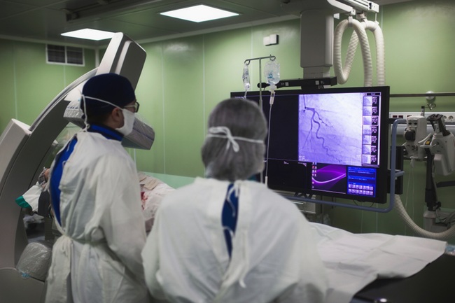 medici realizeaza coronarografie