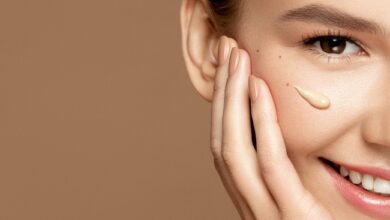 Femeie care aplică o cremă BB cu SPF 45