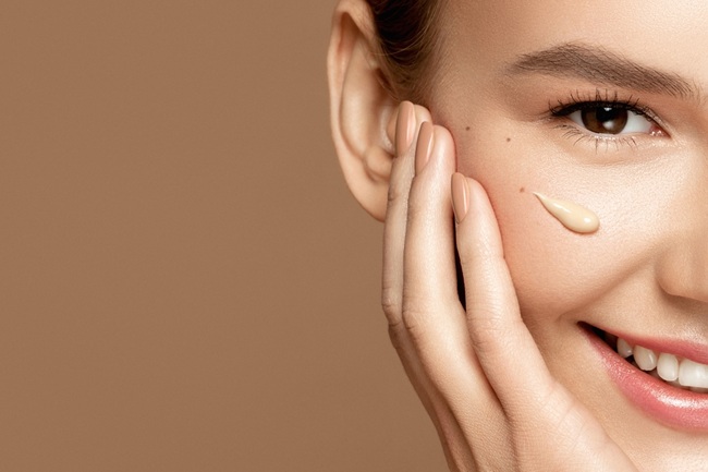 Femeie care aplică o cremă BB cu SPF 45