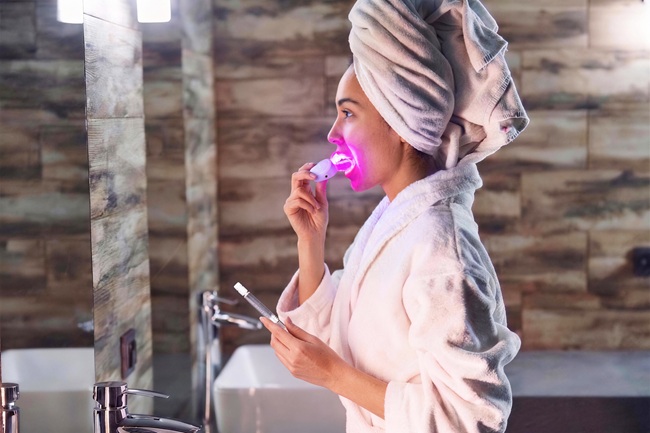 Foreo M issa Teeth Whitening Set_Model Lifestyle 08