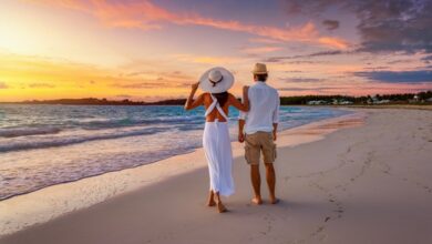 Un cuplu care se bucura de o vacanta romantica la mare