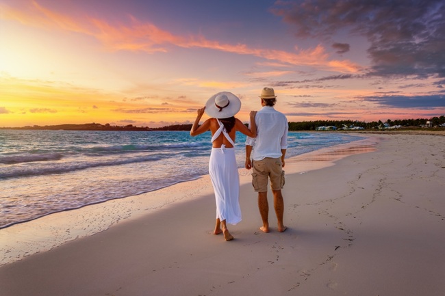 Un cuplu care se bucura de o vacanta romantica la mare